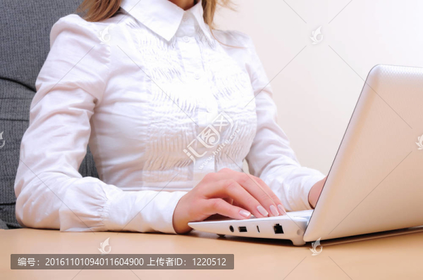 一個年輕女孩的手