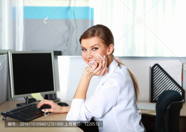 辦公室里的一位年輕的女商人
