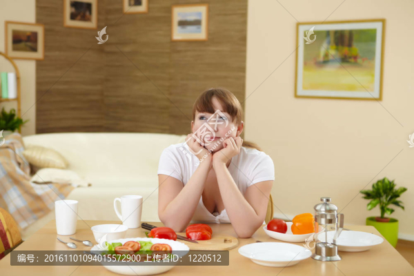 妻子在家里的廚房里