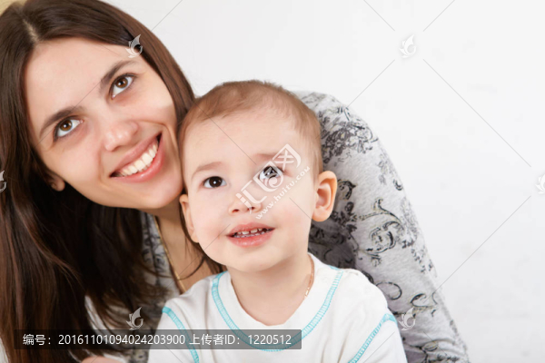 年輕母親和她的小兒子玩得很開心