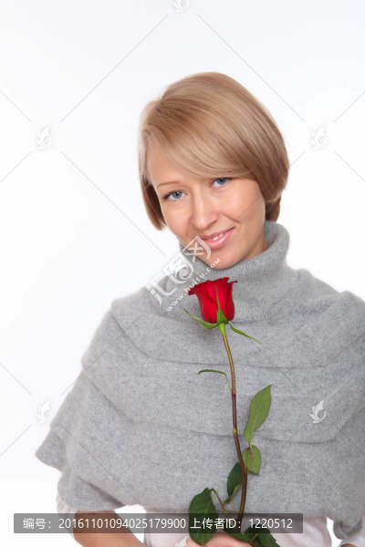 一個(gè)年輕漂亮的女人，有一朵紅玫瑰