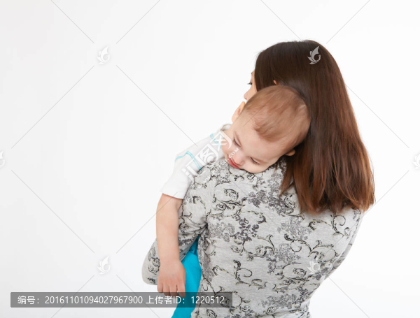 年輕母親和她的小兒子玩得很開心