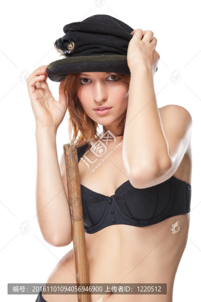 漂亮的年輕女子與黑色的帽子