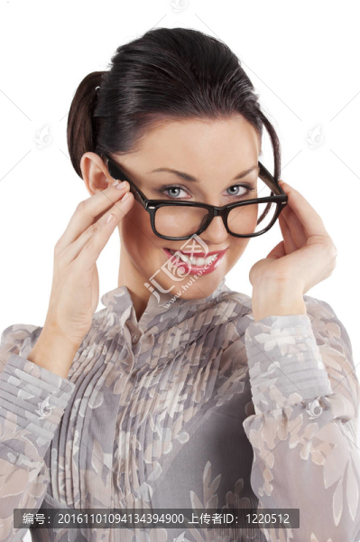 戴眼鏡的年輕女孩的微笑