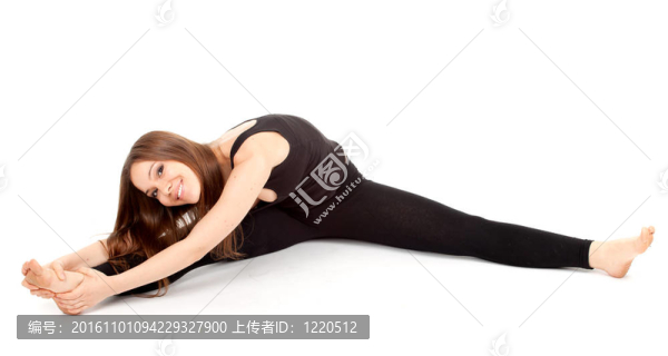 健美女子做伸展運(yùn)動(dòng)；孤立