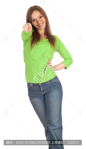 美麗；微笑的女孩穿著綠色的襯衫指著你；系列