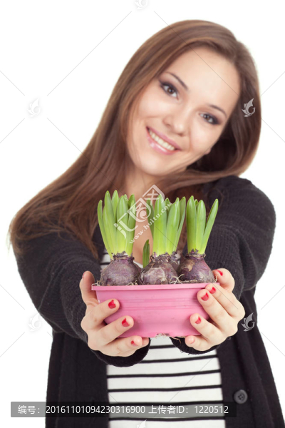 年輕漂亮的女人與花的花盆