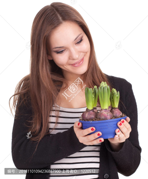 年輕漂亮的女人與花的花盆