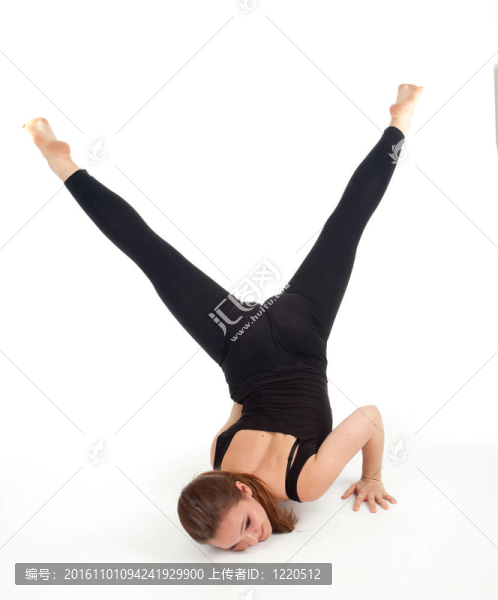穿黑衣服的年輕女子做瑜伽練習