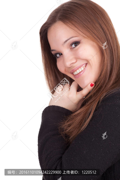 微笑的年輕長(zhǎng)發(fā)女子在黑色運(yùn)動(dòng)衫