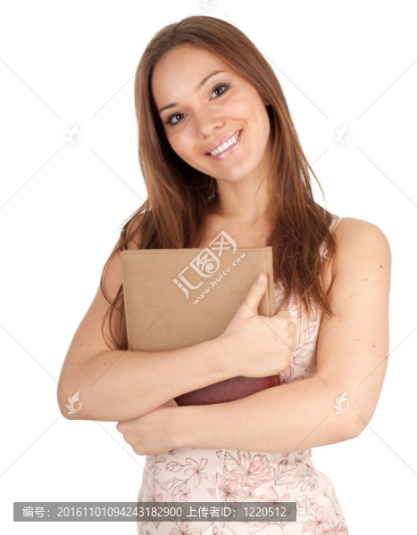 微笑的年輕棕色頭發(fā)女人與書