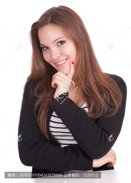 微笑的年輕長發(fā)女子在黑色運動衫