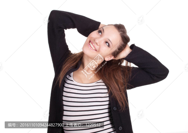 微笑的年輕長(zhǎng)發(fā)女子在黑色運(yùn)動(dòng)衫