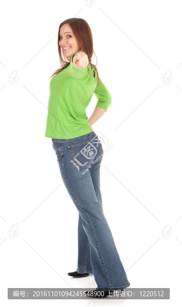 美麗；微笑的女孩穿著綠色的襯衫指著你；系列