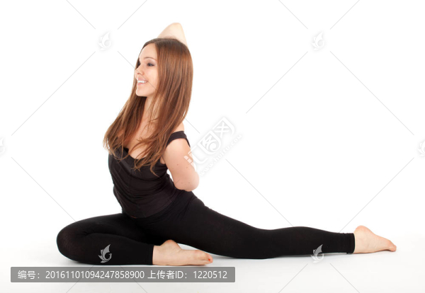 健美女子做伸展運(yùn)動(dòng)；孤立