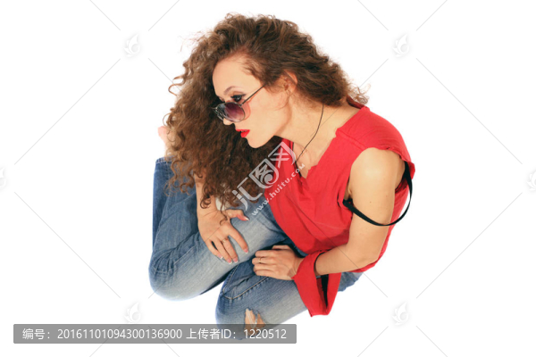 穿紅T恤和藍色牛仔褲的女人
