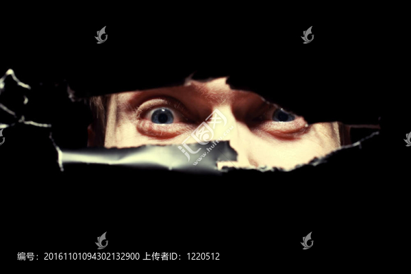 一個(gè)男人透過墻壁上的洞刺探他的可怕眼神