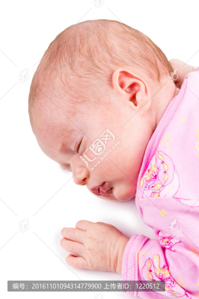 熟睡的初生女嬰粉紅色的肖像；白色背景上的孤立