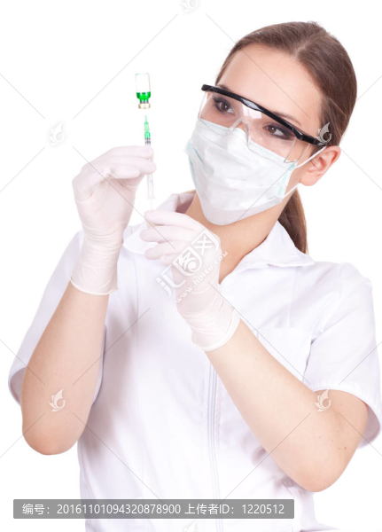 護(hù)士或醫(yī)生在白色制服和保護(hù)面具保持注射器；孤立