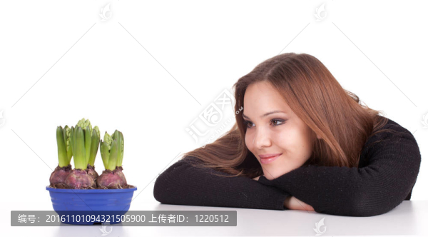 年輕漂亮的女人與花的花盆