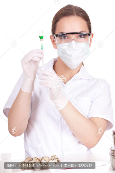 護(hù)士或醫(yī)生在白色制服和保護(hù)面具保持注射器；孤立