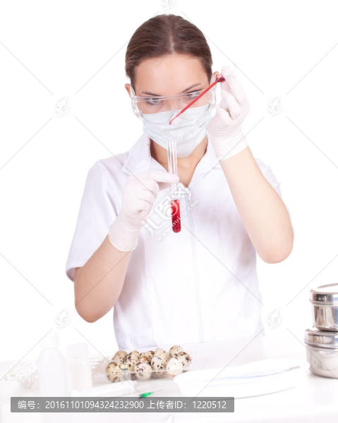 實(shí)驗(yàn)室內(nèi)的女醫(yī)生或化學(xué)家，用紅色液體在試管內(nèi)