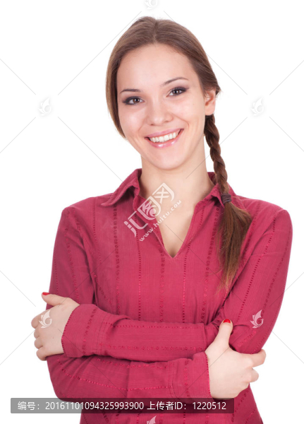 穿著紅色襯衫的年輕長(zhǎng)發(fā)女子；胳膊交叉