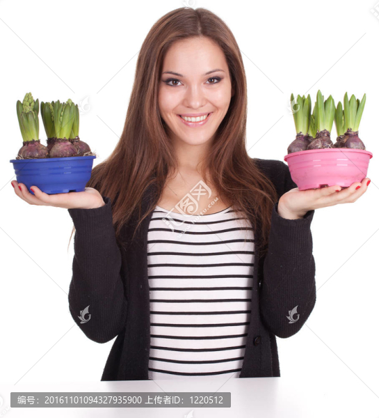 年輕漂亮的女人與花的花盆