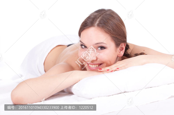 美麗的年輕女子在水療院；石頭按摩