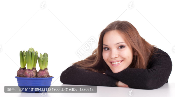 年輕漂亮的女人與花的花盆