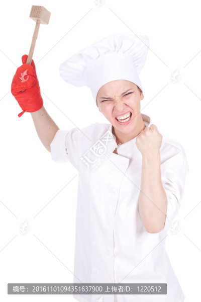 狂怒的女廚師在白色制服和帽子保持木錘