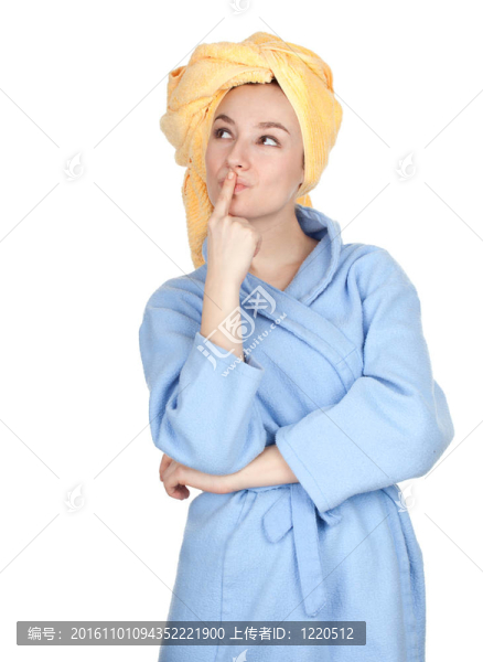 在黃色的毛巾浴衣，頭上周到的年輕女子；系列
