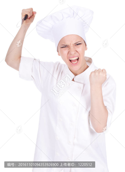 憤怒的女廚師在白色制服和帽子保持刀