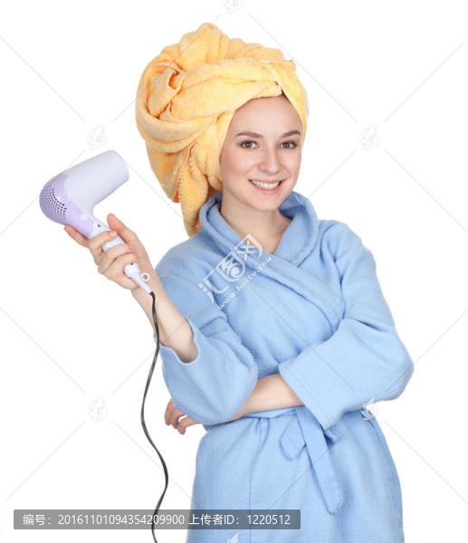 在黃色的毛巾浴袍和年輕女子頭保持吹風(fēng)機(jī)；系列