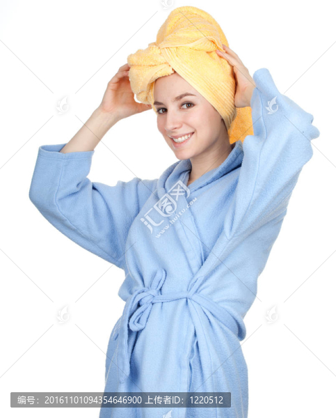 微笑在浴衣和黃色毛巾在頭的年輕女子；系列
