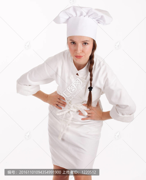 憤怒的女廚師穿著白色制服和帽子