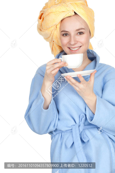 喝咖啡的年輕女子在浴衣和毛巾系列黃頭；