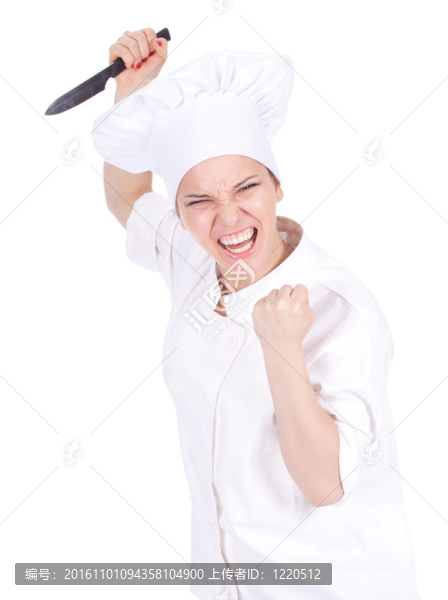 憤怒的女廚師在白色制服和帽子保持刀