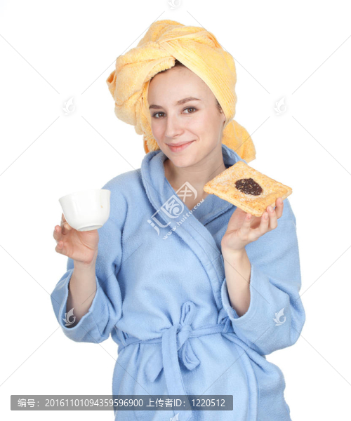 在黃色的毛巾浴袍，年輕女子在咖啡和蛋糕的頭；系列