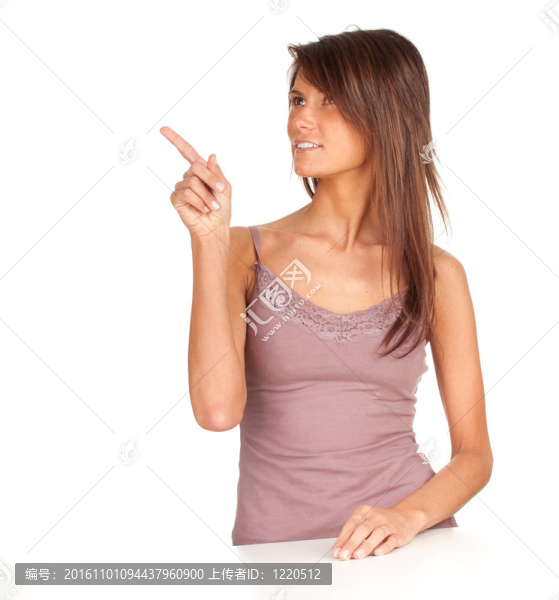 微笑的年輕的長頭發(fā)女人在棕色襯衫指向
