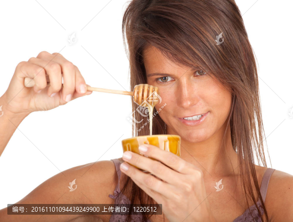 微笑的年輕女人和一碗蜂蜜