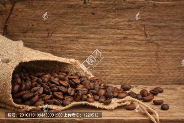 在一個(gè)袋子里的咖啡豆