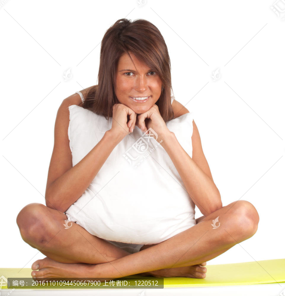 美麗的年輕黑發(fā)女人與白色枕頭