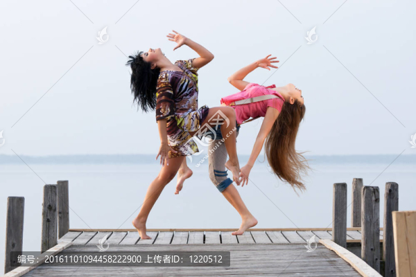 兩個(gè)女孩在跳舞