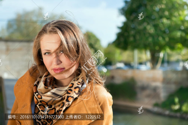 年輕美麗的女人的肖像