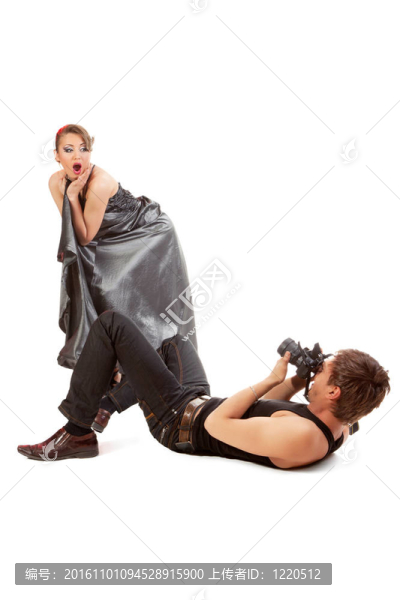 年輕的成年女性模特和攝影師。