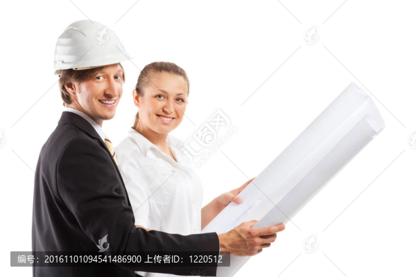 戴著硬帽子和同事的建筑師
