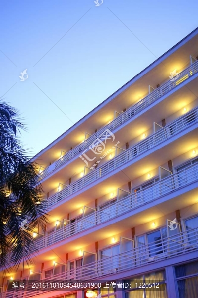 藍(lán)色黃昏下的建筑物夜景燈