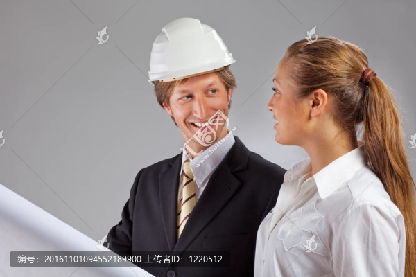 戴著硬帽子和同事的建筑師