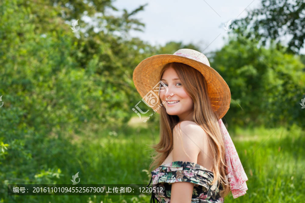 帶帽子的年輕漂亮女孩戶外